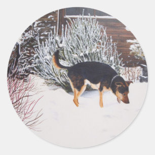 Pegatina Redonda Escena de la nieve del invierno con el perro negro