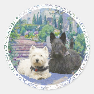 Pegatina Redonda Escocia y Westie en un acogedor jardín