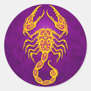 Pegatina Redonda Escorpión tribal púrpura y amarillo complejo