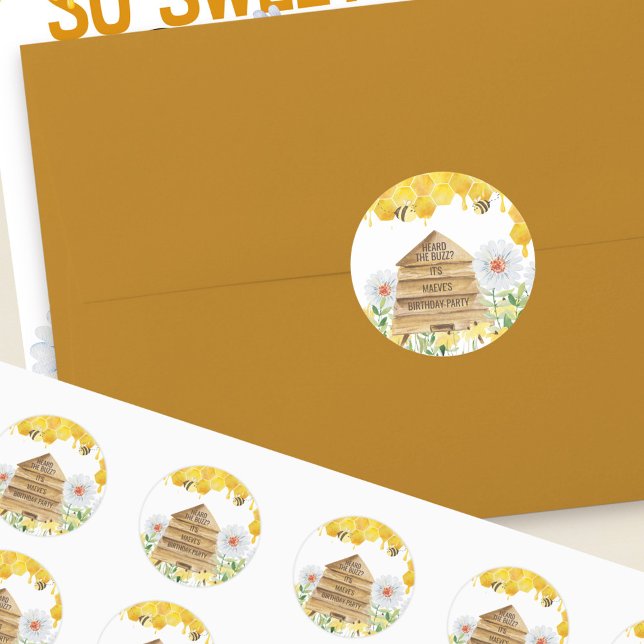 Pegatina Redonda Escuché la fiesta de cumpleaños temática de Buzz B (Heard the Buzz? Whip up some excitement for a bee themed birthday party with cute beehive stickers)