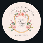 Pegatina Redonda Escudo con boda rosa monogramo<br><div class="desc">Elegante escudo acuático con suave floral sobre un fondo rosa pálido con parejas pegatina redondo inicial para boda romántico.</div>