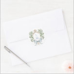 Pegatina Redonda Escudo de hoja tradicional con Bow | Boda de monog<br><div class="desc">El elegante escudo de acuarela en monograma le da a este pegatina de invitación un aspecto hermoso e intemporal que cualquier novia sofisticada le encantará. Personalice este pegatina con sus iniciales dentro del escudo en la parte superior. Los colores son azul claro, verde, amarillo dorado y tostado. Si tiene alguna...</div>