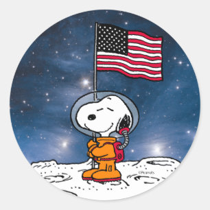 Pegatina Redonda ESPACIO   Snoopy Con Astronauta De Bandera