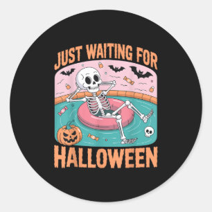 Pegatina Redonda Espeluznante Esqueleto De Verano Esperando Hallowe