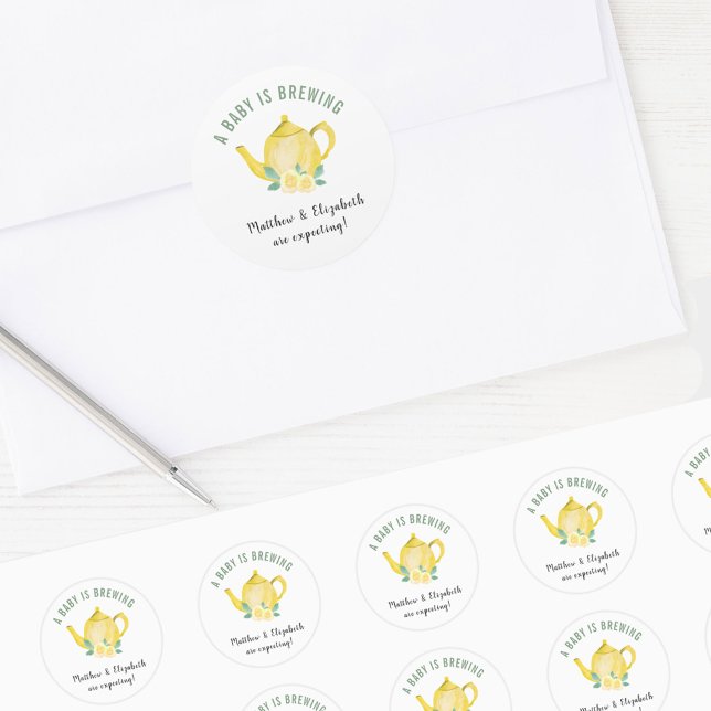 Pegatina Redonda Esperamos que un bebé esté preparando una tetera a (Subido por el creador)