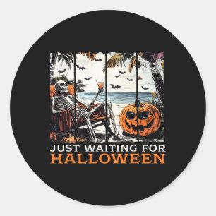 Pegatina Redonda Esperando A Halloween Skeleton Summer Halloween