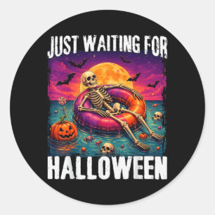 Pegatina Redonda Esperando el verano de Halloween esqueleto hombres