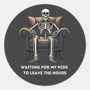 Pegatina Redonda Esperando que mis hijos salgan de casa 2