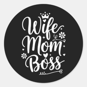 Pegatina Redonda Esposa Mamá jefe se burla del día de la madre