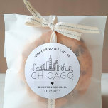 Pegatina Redonda Esquina de Chicago | Mensaje de bienvenida del Bod<br><div class="desc">¡Mejore sus paquetes de bienvenida para bodas o sus favores para fiestas con un personalizado de pegatinas de bienvenida! Estos elegantes y minimalistas pegatinas están diseñados para un boda que tiene lugar en la hermosa ciudad de Chicago, Illinois. Cuentan con un moderno paisaje de diseño con el nombre de la...</div>