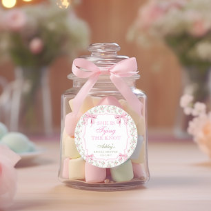 Pegatina Redonda Está Atando el Nudo Lazo Rosa Vintage