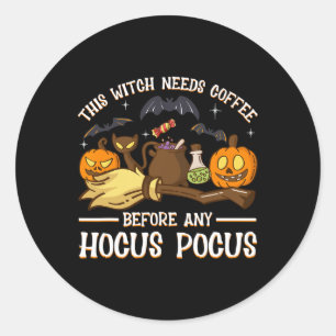 Pegatina Redonda esta bruja necesita café antes que cualquier hocus