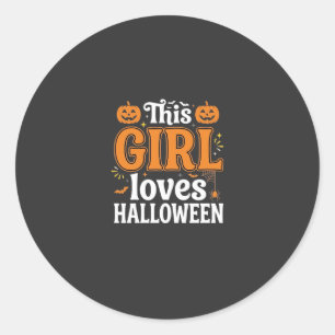 Pegatina Redonda Esta chica ama la tipografía de Halloween SVG Desi