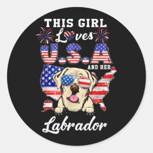 Pegatina Redonda Esta Chica Ama USA y Perro 4 de Julio Labrador