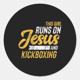 Pegatina Redonda Esta Chica Corre Sobre Jesús Y Kickboxing