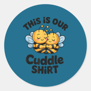 Pegatina Redonda Esta Es Nuestra Camiseta De Abrazos Pareja De Abej