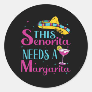 Pegatina Redonda Esta señorita Necesita Un Funn Margarita Cinco De 