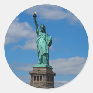 Pegatina Redonda Estatua de la Libertad contra un cielo azul