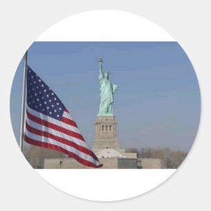 Pegatina Redonda Estatua de la Libertad y bandera estadounidense Pa