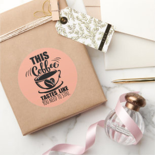 Pegatina Redonda Este café sabe como que necesitas callarte