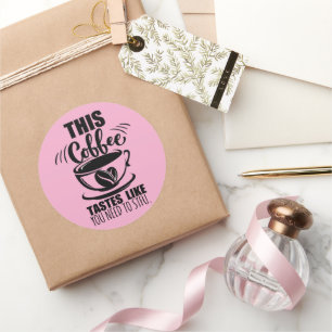 Pegatina Redonda Este café sabe como que necesitas callarte