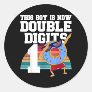 Pegatina Redonda Este Chico Tiene Doble Dígito Cumpleaños 10 Divert
