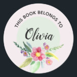 Pegatina Redonda "Este libro pertenece" a la placa floral de primav<br><div class="desc">Este magnífico diseño pegatina de planchas florales para niños "This Book Belong" presenta bonitas flores de acuarela primaverales,  y tiene espacio para que escribas el nombre de tus chicas con una fuente elegante. Una perfecta adición botánica y pastel a los útiles escolares de tu pequeña.</div>