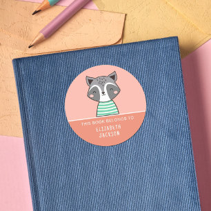 Pegatina Redonda Este libro pertenece a los niños de Cute Racoon