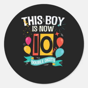Pegatina Redonda Este niño tiene ahora 10 años  Décimo cumpleañ