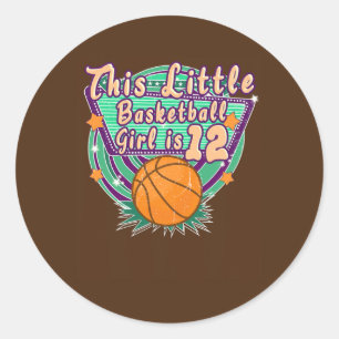 Pegatina Redonda Este pequeño Chica de baloncesto tiene 12 años