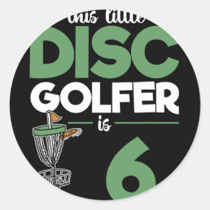 Pegatina Redonda Este pequeño golfista de disco tiene 6 Cumpleaños
