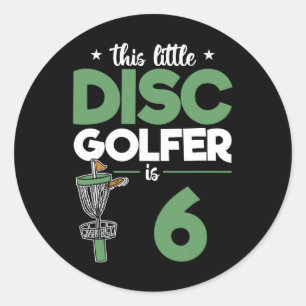 Pegatina Redonda Este pequeño golfista de disco tiene 6 Cumpleaños 