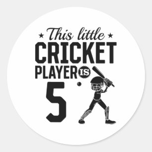 Pegatina Redonda Este pequeño jugador de cricket tiene 5 años - 5º 