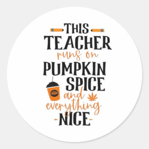 Pegatina Redonda Este Profesor Corre Sobre Las Especias De Calabaza