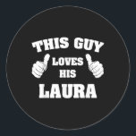 Pegatina Redonda Este tipo ama a su Laura T Shirt<br><div class="desc">Este tipo ama a su Laura T Shirt</div>