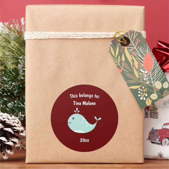 Pegatina Redonda Esto pertenece a la marrón de ballenas de la escue (Vacaciones)