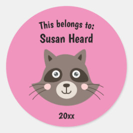 Pegatina Redonda Esto pertenece al color rosa del mapache escolar