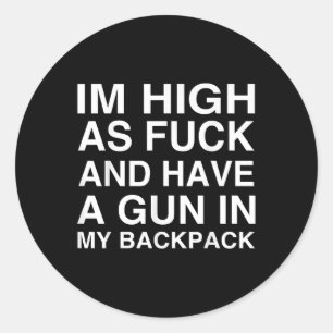 Pegatina Redonda Estoy Alto Y Tengo Una Arma En Mi Mochila