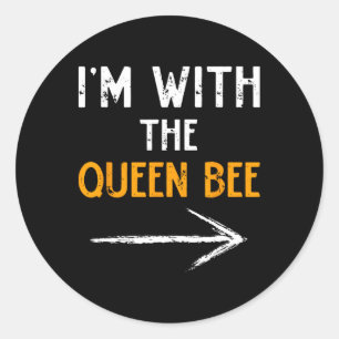 Pegatina Redonda Estoy con las Mamáes de la pareja de abejas reina