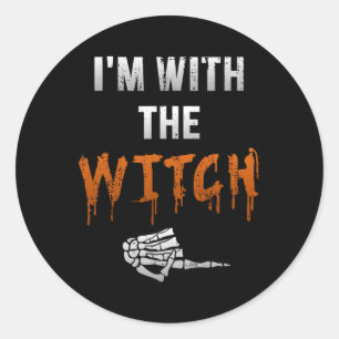 Pegatina Redonda Estoy con Witch Skeleton Hand Funny Halloween Husb