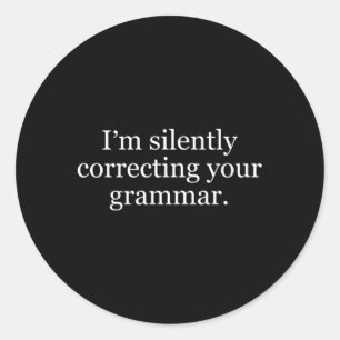Pegatina Redonda Estoy Corrigiendo Silenciosamente Tu Gramática