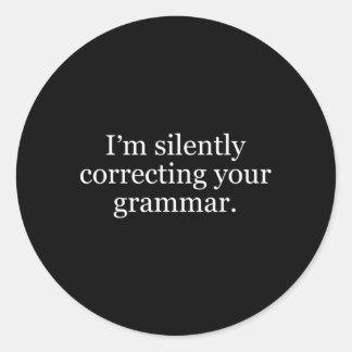 Pegatina Redonda Estoy Corrigiendo Silenciosamente Tu Gramática