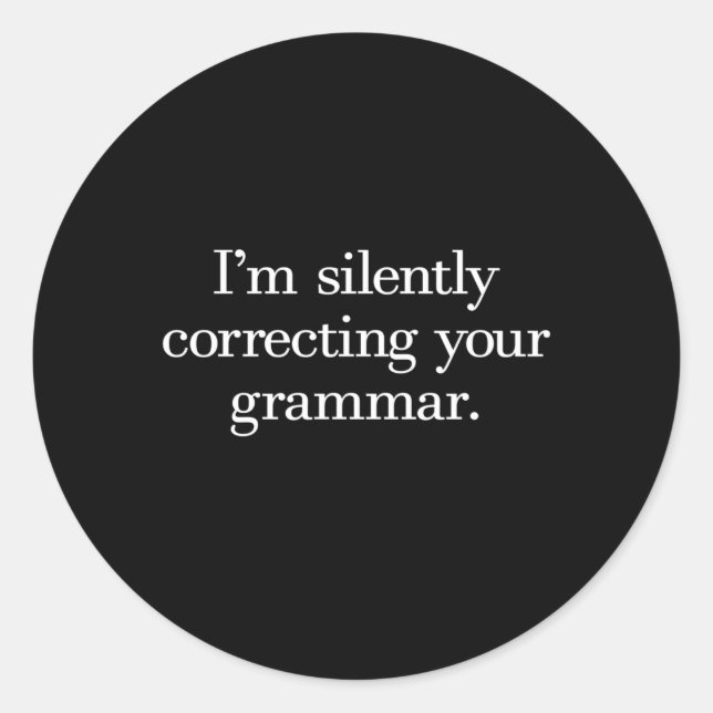 Pegatina Redonda Estoy Corrigiendo Silenciosamente Tu Gramática (Anverso)