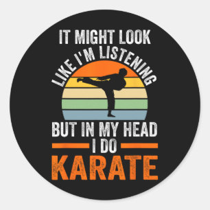 Pegatina Redonda Estoy escuchando pero en mi cabeza hago Karate Mar