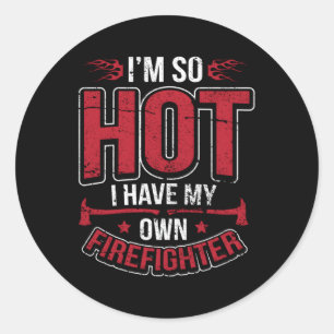 Pegatina Redonda Estoy Tan Caliente Que Tengo Mi Propio Bombero.