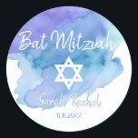 Pegatina Redonda Estrella azul acuarela de David Bat Bar Mitzvah<br><div class="desc">Añada estos magníficos pegatinas de sobre redondo sellos judíos Bat o Bar Mitzvah a sus invitaciones, sobres, tarjetas de agradecimiento o cualquier otro artículo como regalos o favores de agradecimiento. Para niño o chica. Diseño moderno de letras caligráficas de escritura blanca de moda. Fondo acuático en tonos azul, verde azulado,...</div>