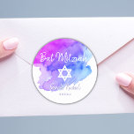 Pegatina Redonda Estrella azul morada de David Bat Mitzvah<br><div class="desc">Añada estos magníficos pegatinas de sobre redondo sellos judíos Bat o Bar Mitzvah a sus invitaciones, sobres, tarjetas de agradecimiento o cualquier otro artículo como regalos o favores de agradecimiento. Para niño o chica. Diseño moderno de letras caligráficas de escritura blanca de moda. Fondo acuático en tonos azul, verde azulado,...</div>