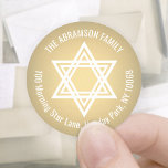Pegatina Redonda Estrella de David Faux Relieve metalizado dorado E<br><div class="desc">Añada las vacaciones perfectas, la invitación o el toque de acabado de la tarjeta de agradecimiento con estas elegantes etiquetas / sellos para sobres de la dirección de retorno de Relieve metalizado blanco y oro falso. Todo el texto se puede personalizar fácilmente con el nombre y la dirección. El diseño...</div>