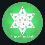 Pegatina Redonda Estrella de Hanukkah y verde copos de nieve<br><div class="desc">Pegatinas de Hanukkah con mi diseño de la Estrella de David y pequeños copos de nieve coloridos en un fondo verde y blanco,  además del texto de personalizable que dice "Feliz Hanukkah".</div>