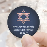 Pegatina Redonda Estrella de la Marina de David en Bat Mitzvah Oro<br><div class="desc">Añade un toque de acabado personalizado al bat mitzvah gracias notas o favores con estos elegantes pegatinas/sellos para sobres redondos azul marino y rosa. Todo el texto es sencillo de personalizar o eliminación. El diseño cuenta con un fondo azul marino sencillo, un Relieve metalizado metálico de imitación dorado rosa Star...</div>